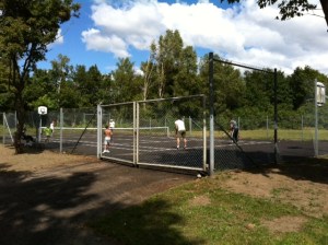 spelande på tennisbanan