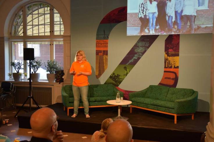 charlotte på scen i öresundshuset