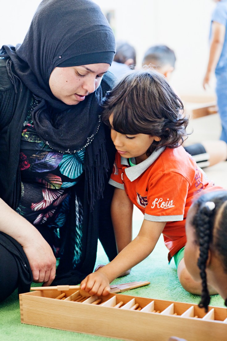 Förskolepedagog och barn på Diamantens förskola sommaren 2015.